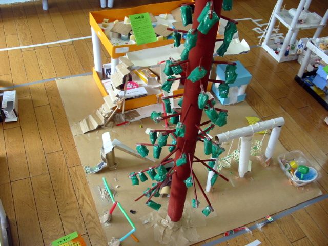 幼稚園－大きなメタセコイアがあって、木登りもできます。たか２の部屋には、クラス全員のマークもあって、お休み調べができます。