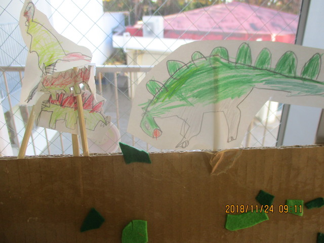恐竜を描くことも好きでした。最初は、保育者に手伝ってもらう事が多かったですが、自分で描いていくようになりました