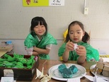 和菓子処、田中やさん、夏休み明けから笹団子を作りようかんや大福など、素材や感触にもこだわっていました