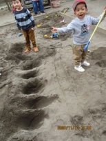 「みてみて~！！あなぼこたくさん作ったよ~！」砂場に大きいシャベルでたくさんの穴を作りました